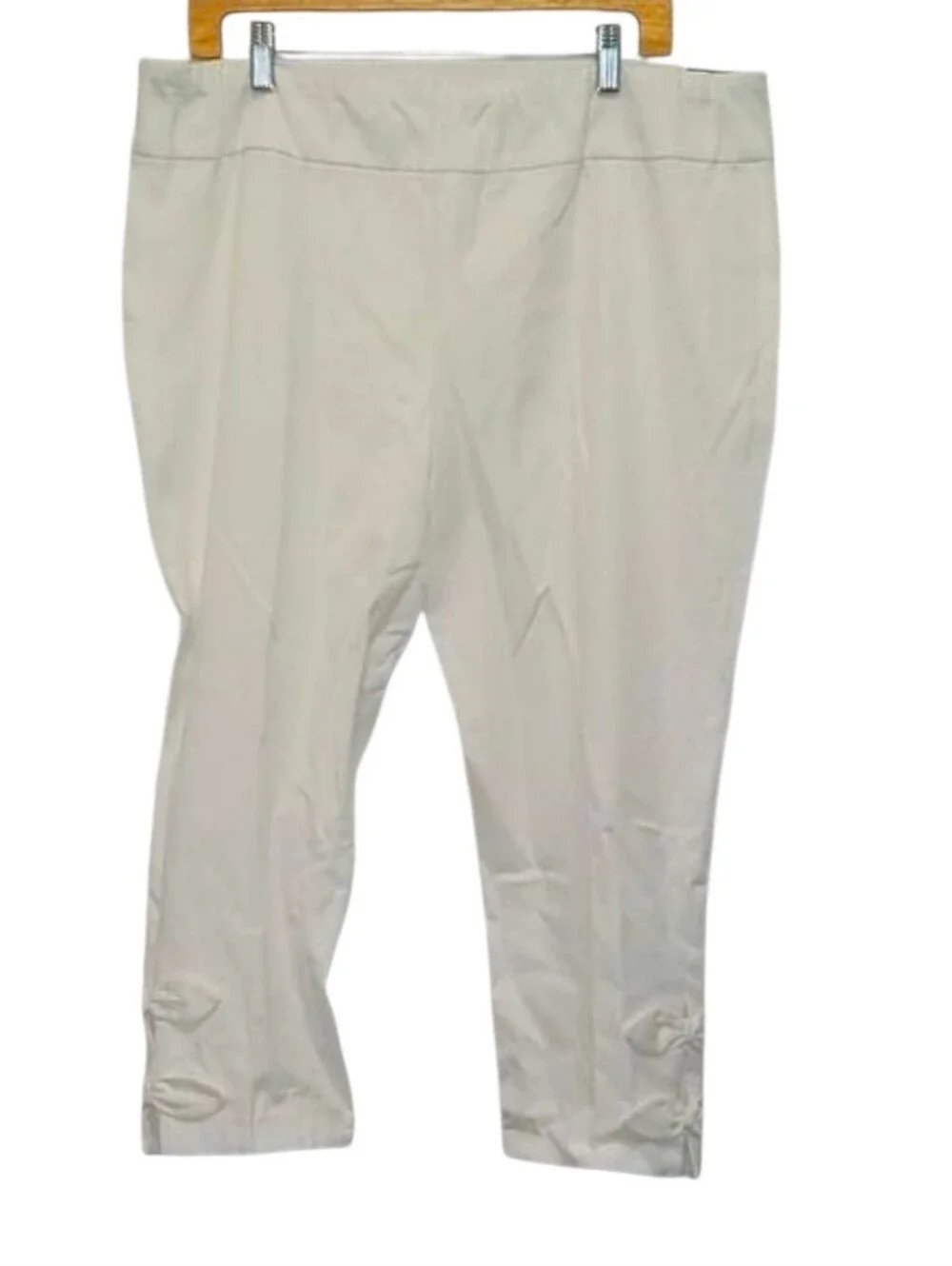 Crown &Ivy White Size 16 Casual Capris With  Bow Cut Outs At The Bottom GUC